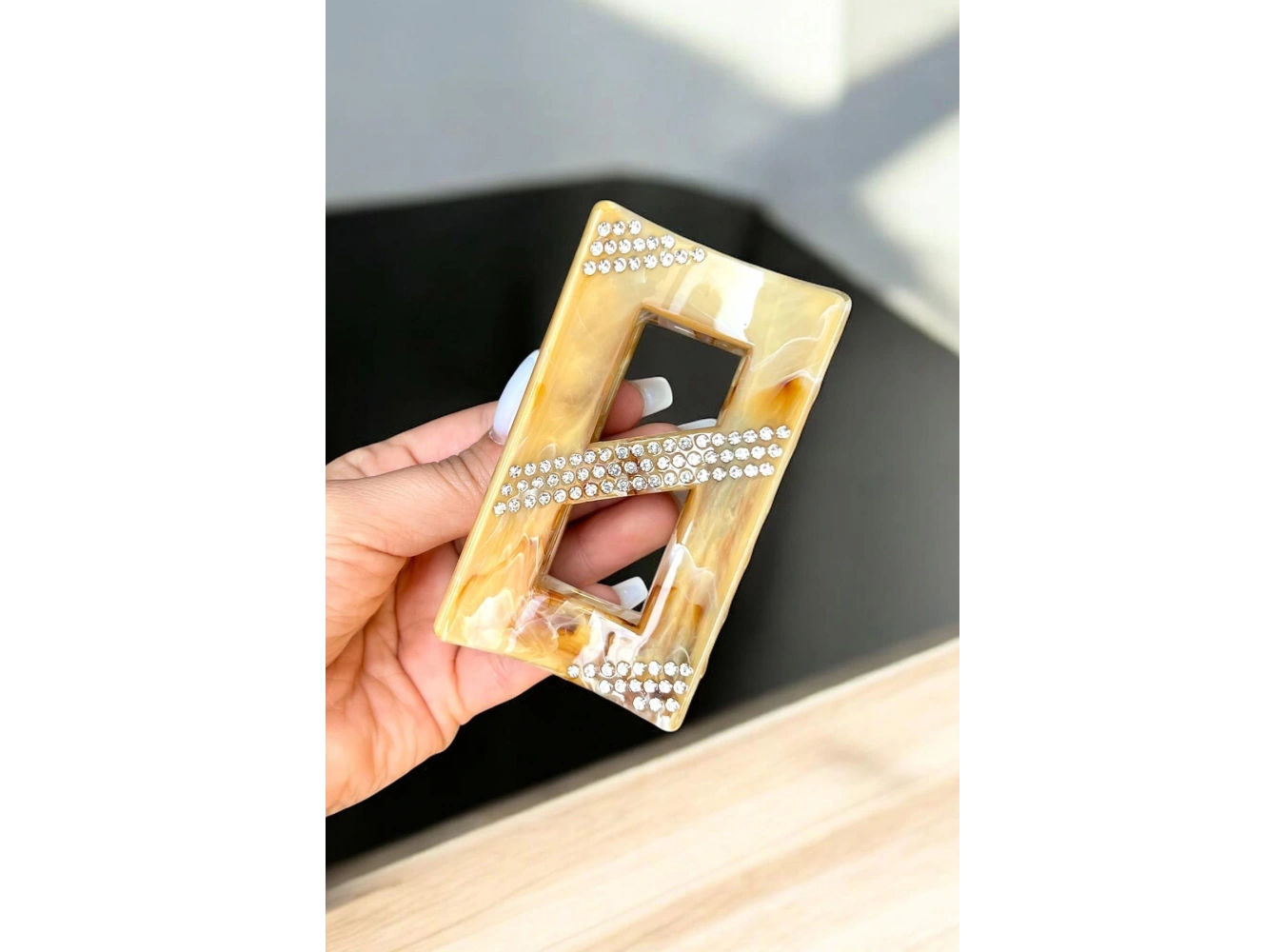 Açık Kahve Renk Mermer Desenli Taş Detaylı Kemik Mandal Toka