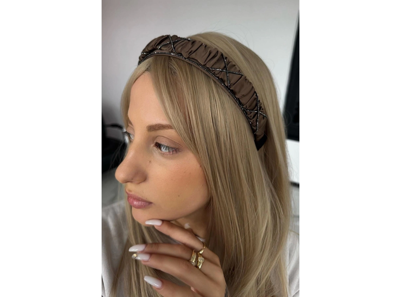 Açık Kahve Renk Taş Detaylı Taç