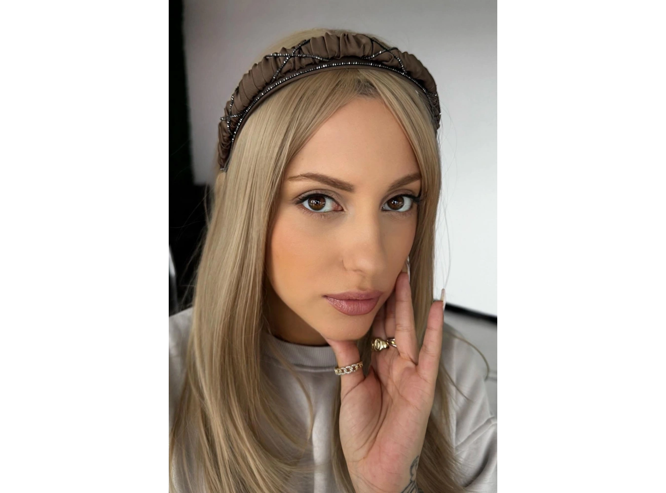 Açık Kahve Renk Taş Detaylı Taç