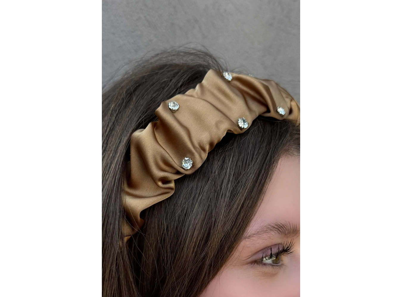 Açık Kahverengi Taş Detaylı Büzgülü Taç