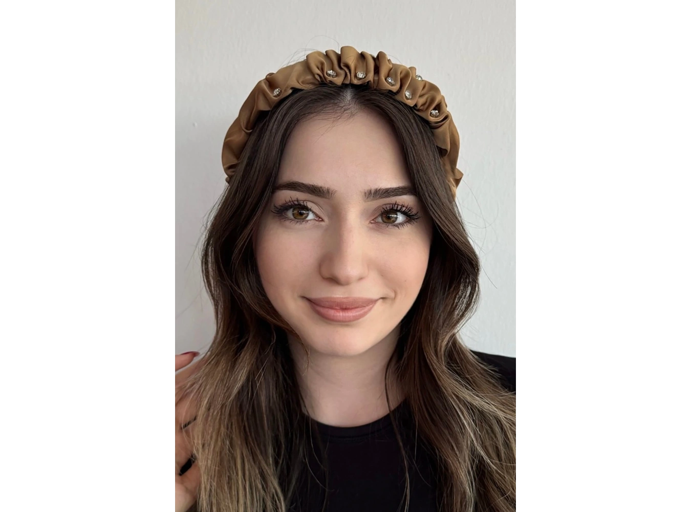 Açık Kahverengi Taş Detaylı Büzgülü Taç