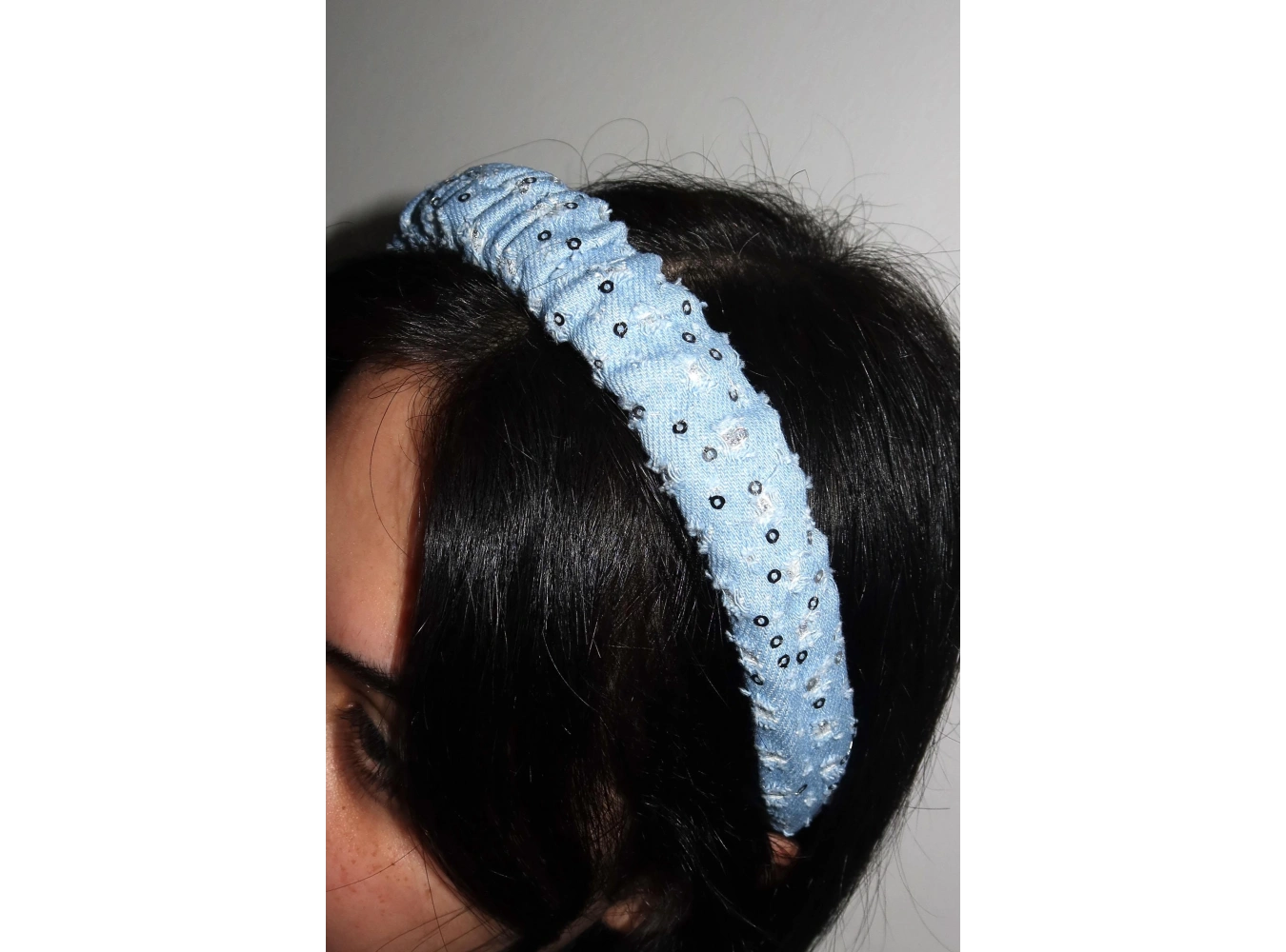 Açık Mavi Renk Kot Detaylı Taç