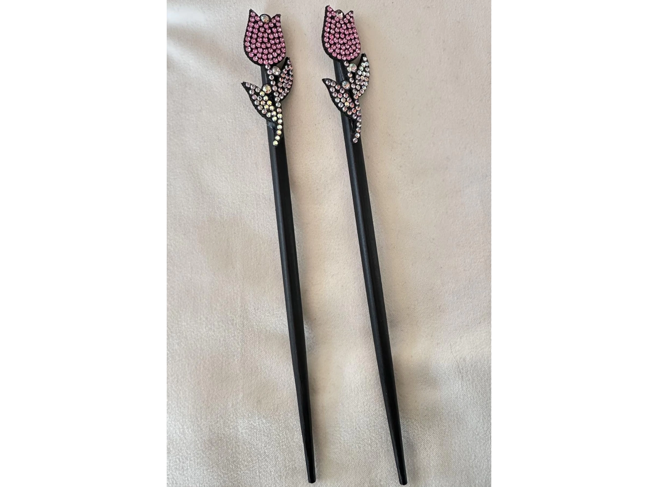 Açık Pembe Renk Lale Figürlü Taş Detaylı Topuz Tokası/ Kalemi