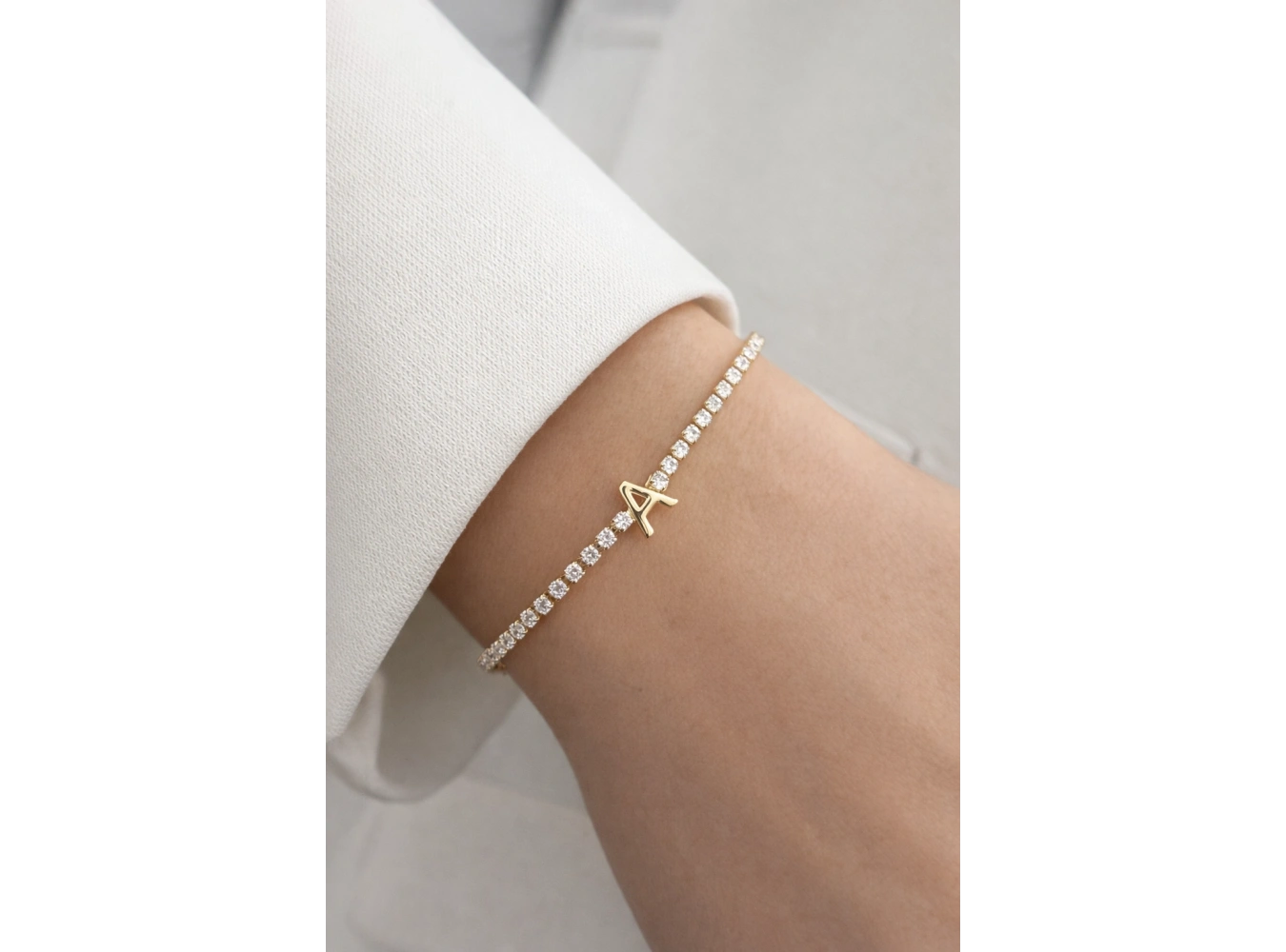 Altın Renk A Harfli Taş Detaylı Çelik Bileklik