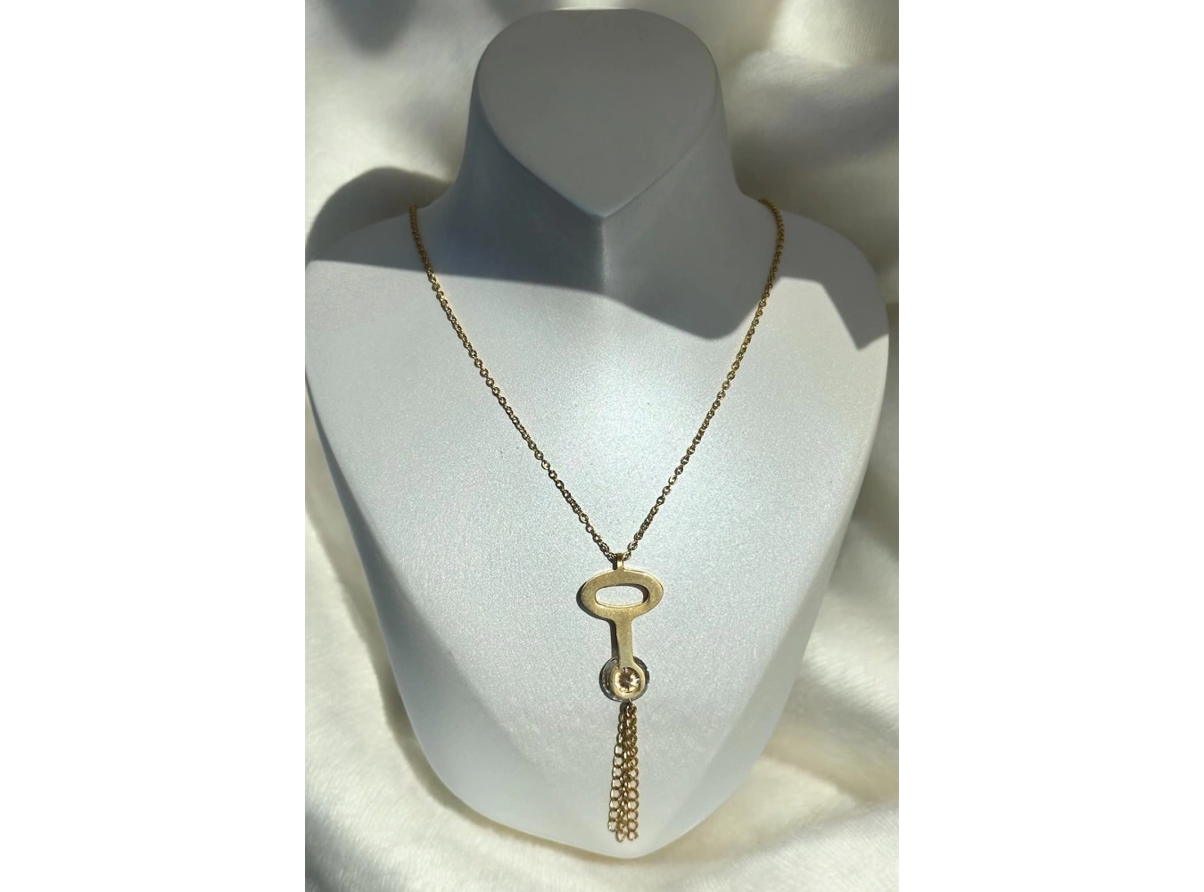 Altın Renk Anahtar Figürlü Taş Detaylı Çelik Kolye