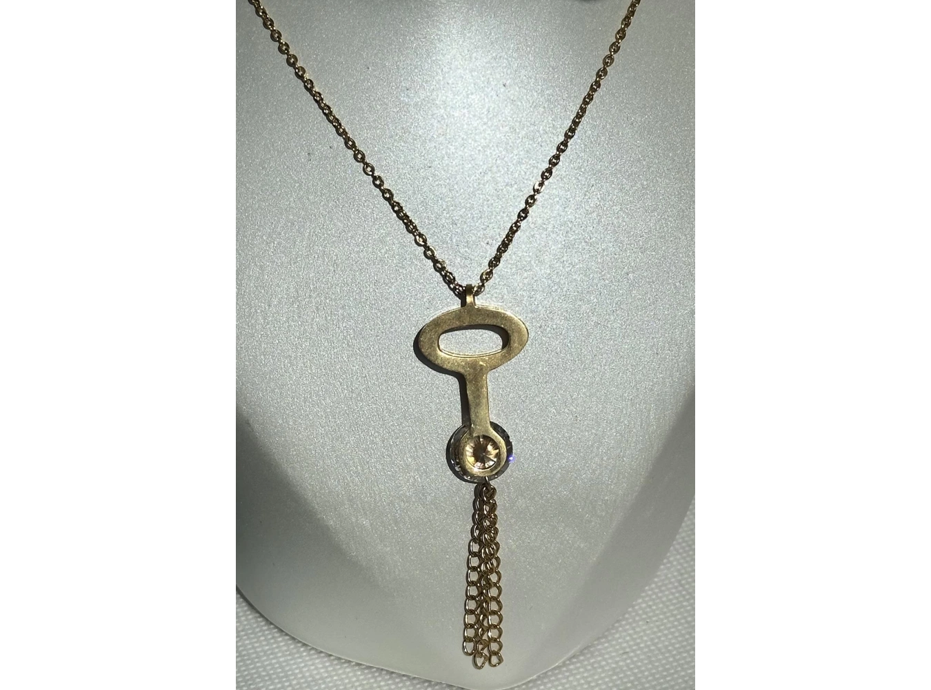 Altın Renk Anahtar Figürlü Taş Detaylı Çelik Kolye