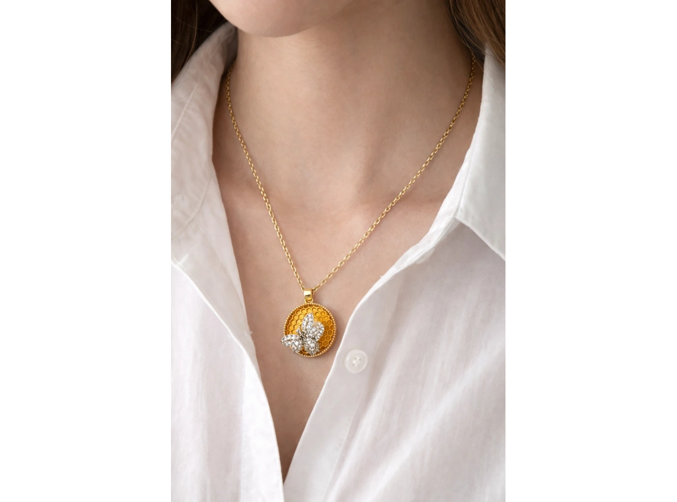 Altın Renk Arı Figürlü Çelik Kolye