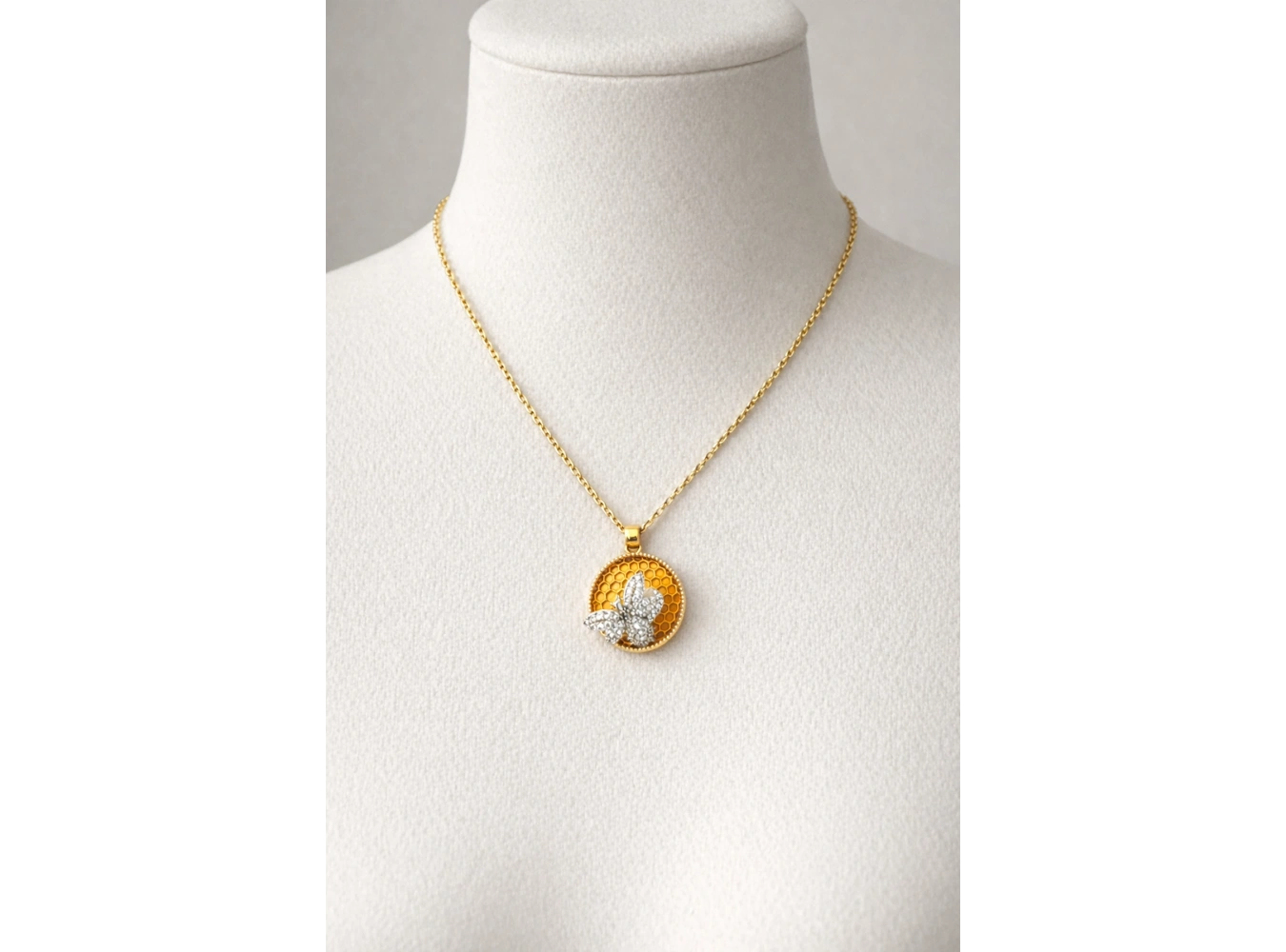 Altın Renk Arı Figürlü Çelik Kolye