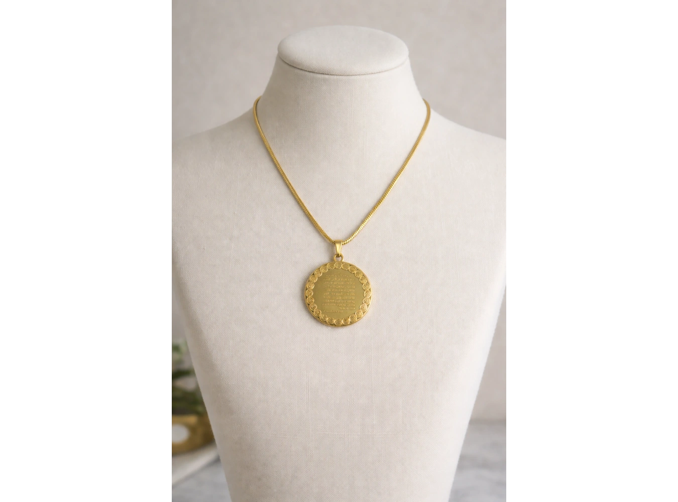 Altın Renk Ayet Yazılı Çelik Kolye