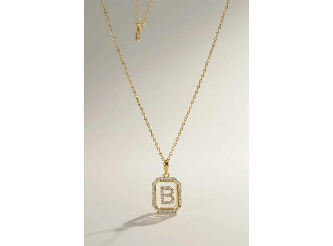 Altın Renk B Harf Taş Detaylı Çelik Kolye