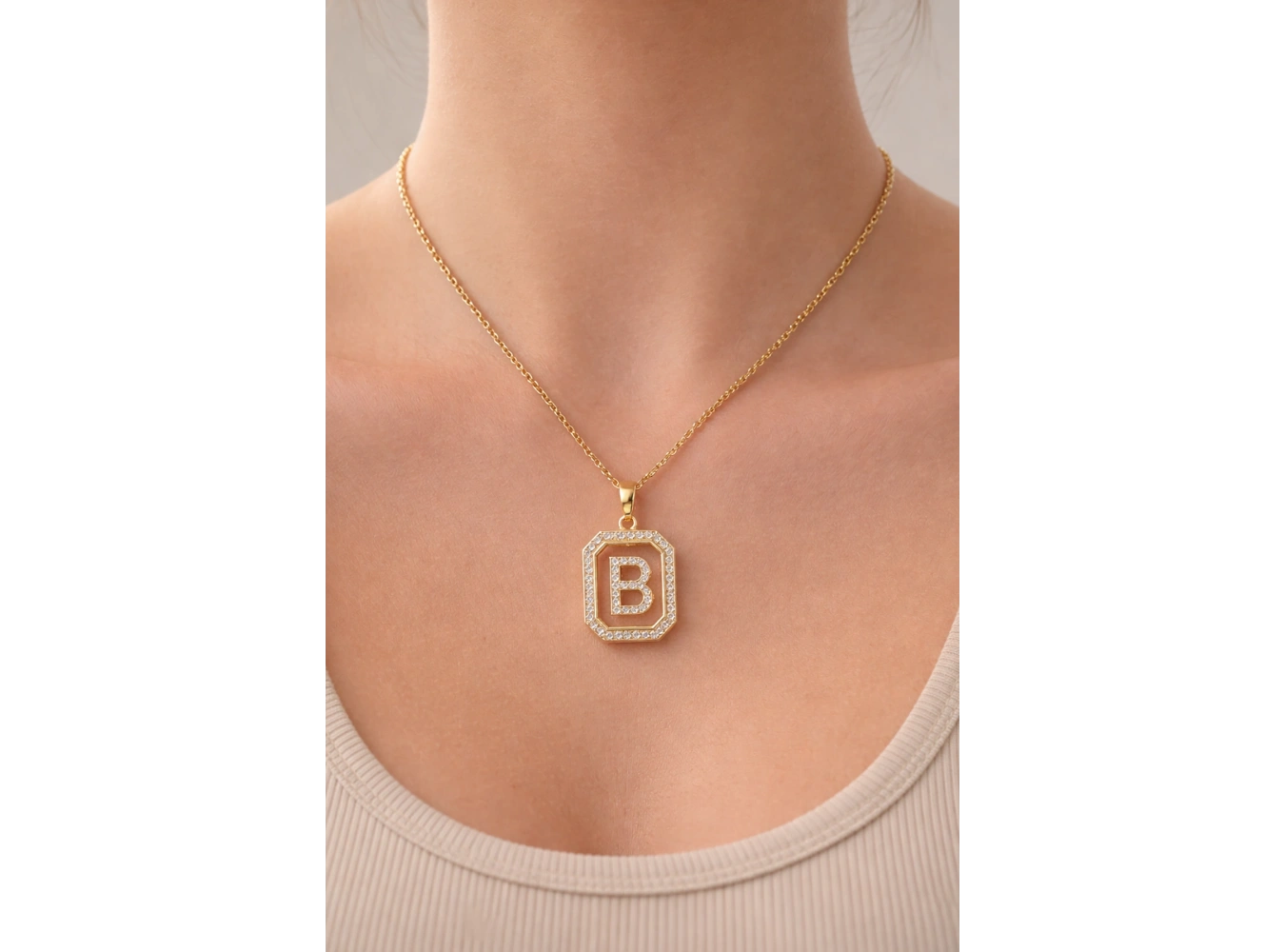 Altın Renk B Harf Taş Detaylı Çelik Kolye