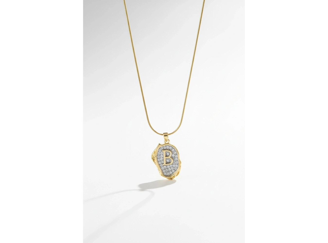 Altın Renk B Harf Taş Detaylı Çelik Kolye