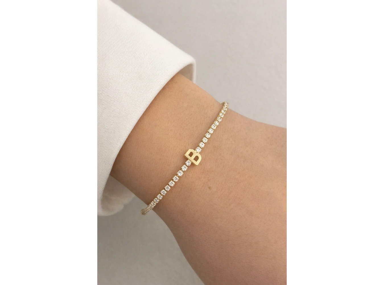 Altın Renk B Harfli Taş Detaylı Çelik Bileklik