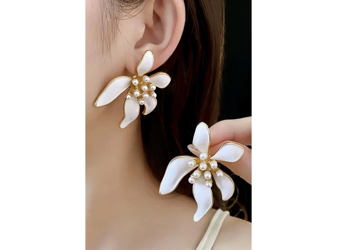 Altın Renk Beyaz Çiçek Figürlü Küpe (Çift)