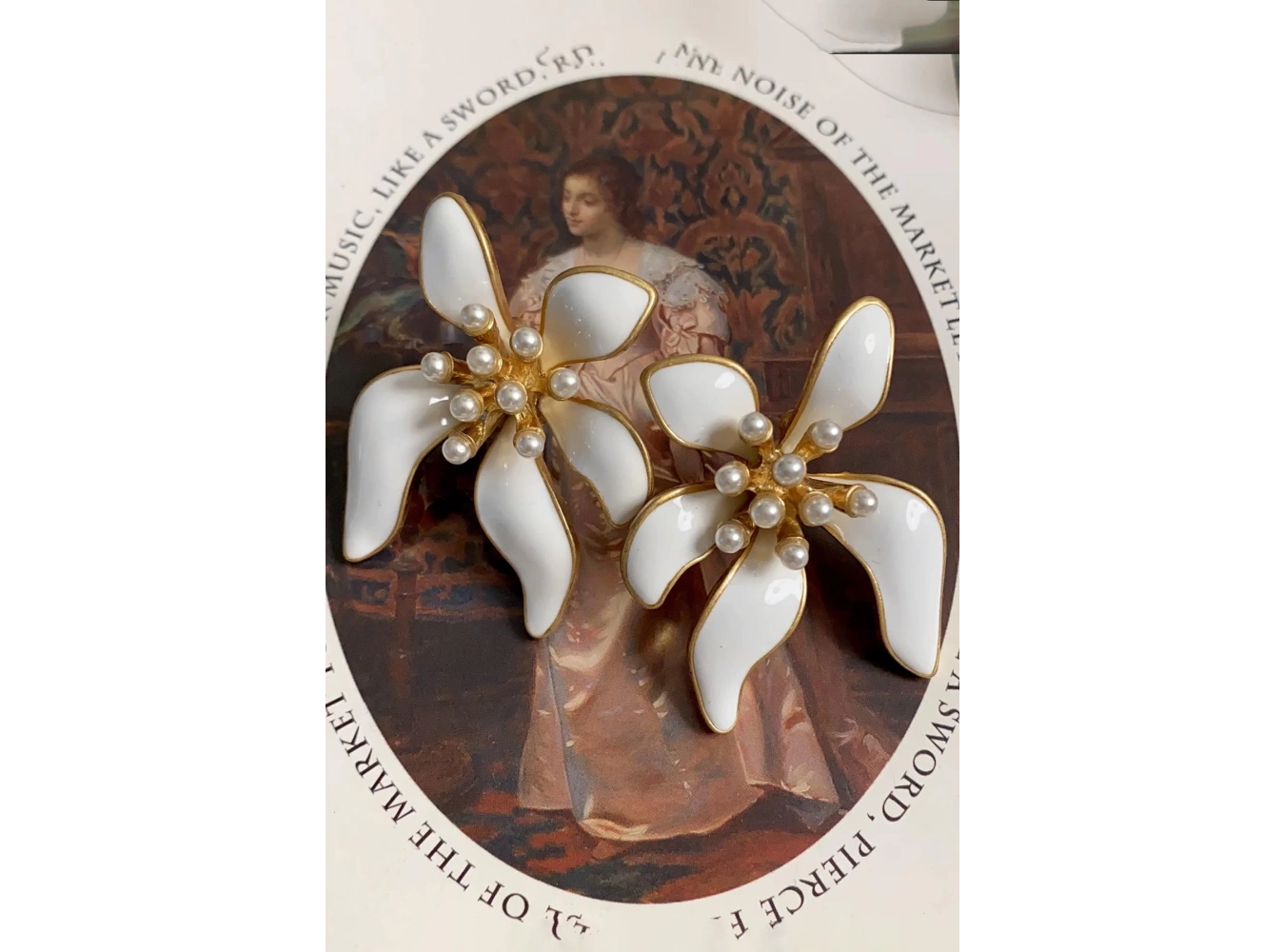 Altın Renk Beyaz Çiçek Figürlü Küpe (Çift)