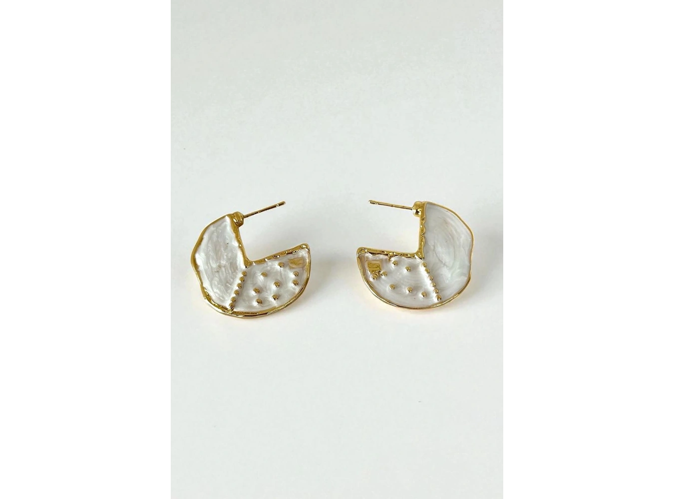 Altın Renk Beyaz Mineli Küpe (Çift)