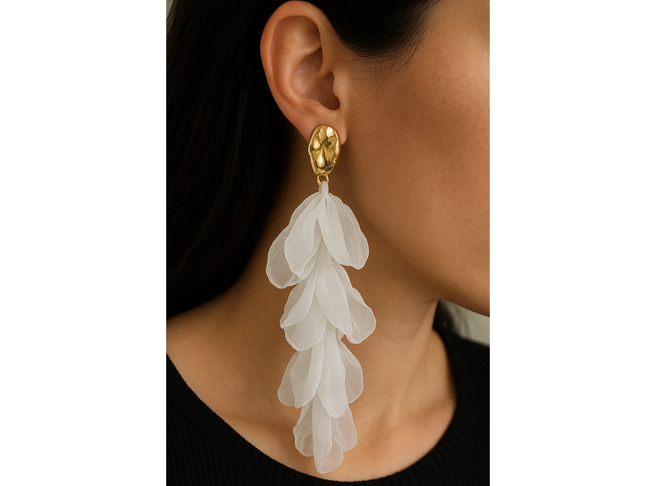 Altın Renk Beyaz Yaprak Figürlü Küpe Çift