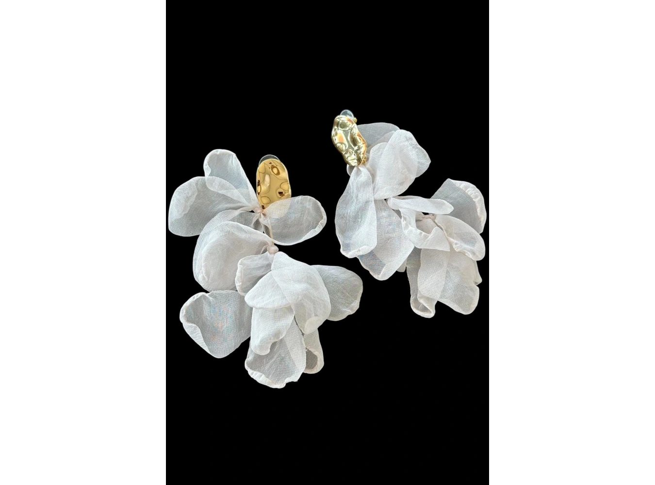 Altın Renk Beyaz Yaprak Figürlü Küpe Çift