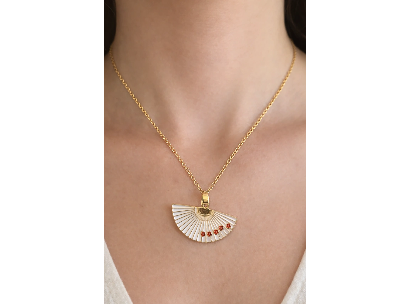 Altın Renk Beyaz Yelpaze Figürlü Çelik Kolye