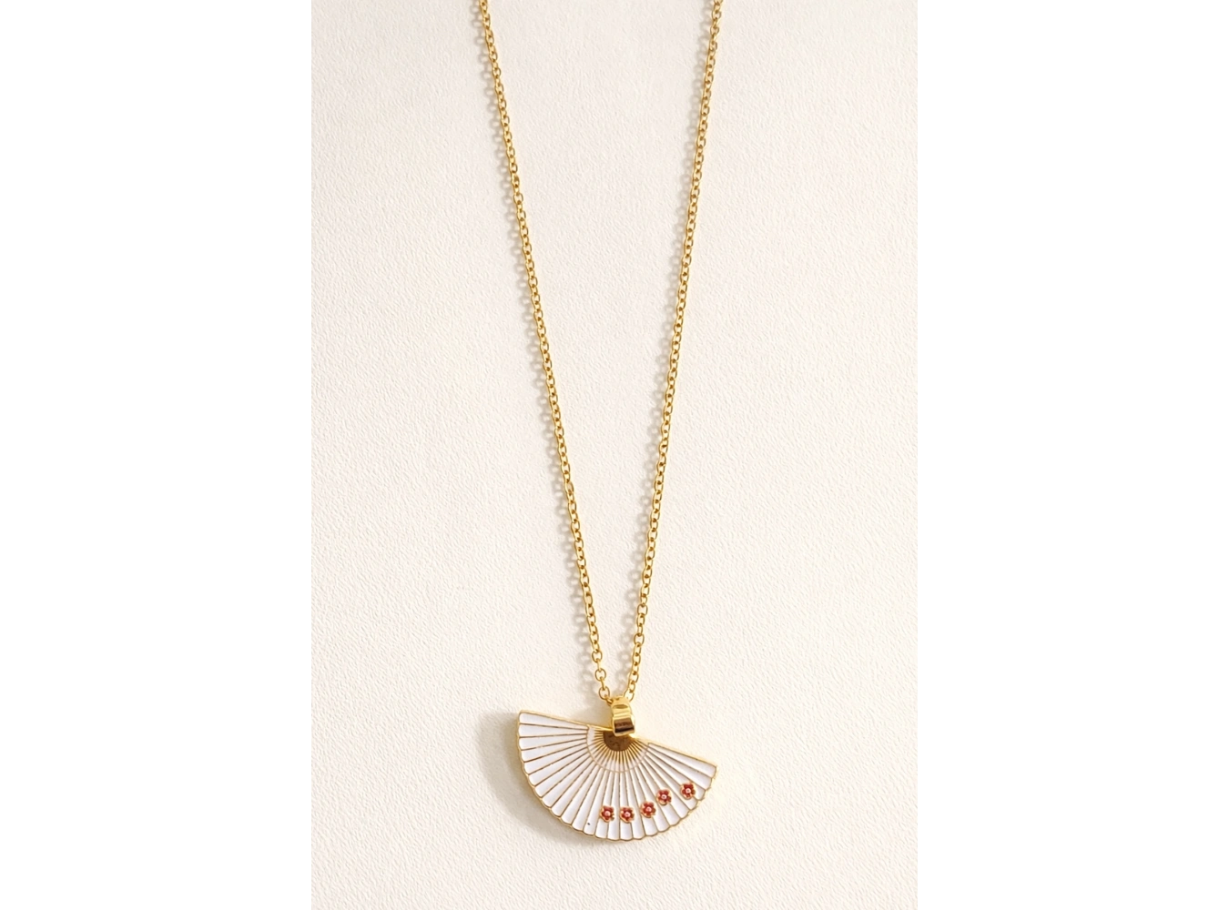 Altın Renk Beyaz Yelpaze Figürlü Çelik Kolye