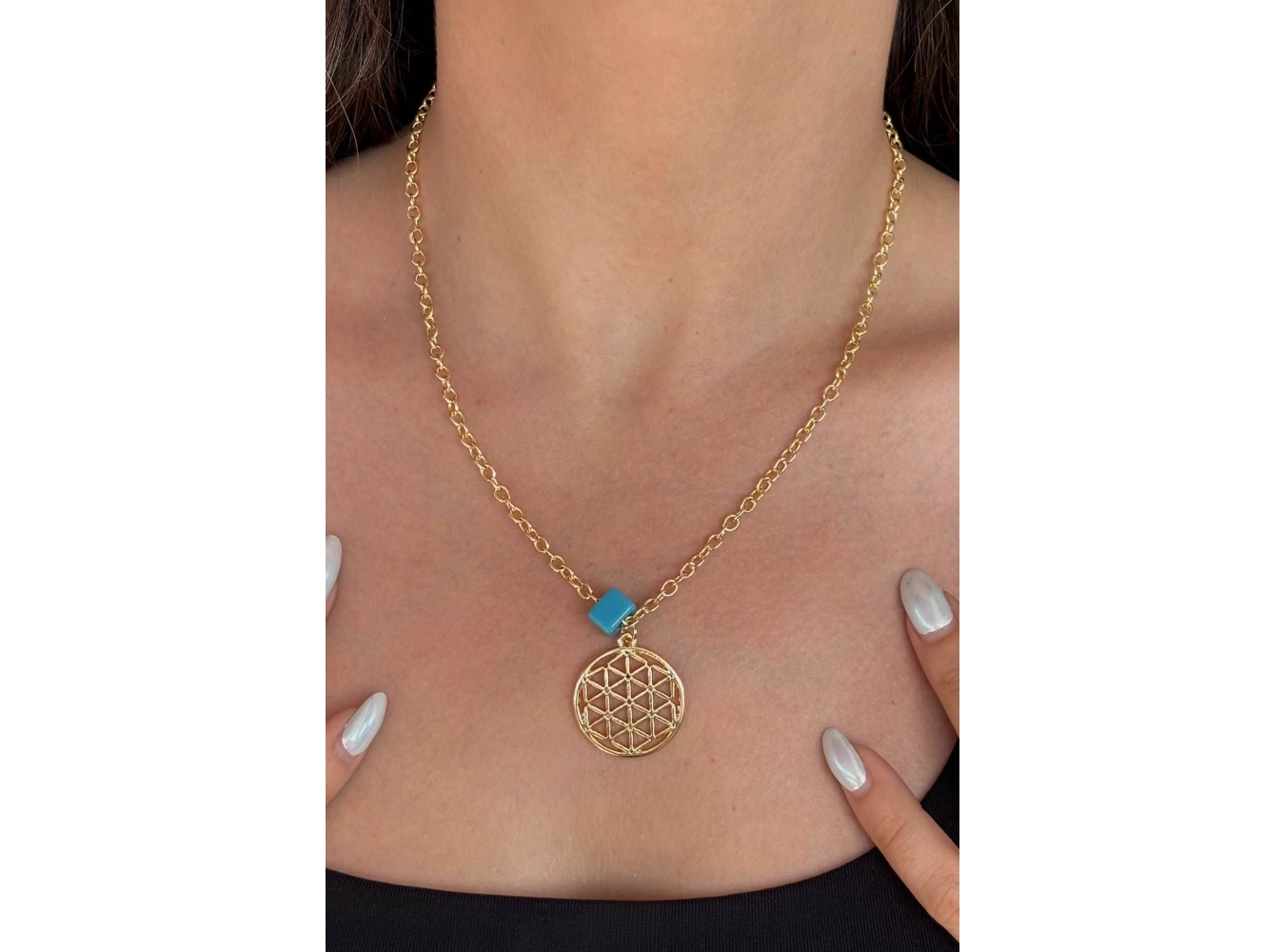 Altın  Renk  Boncuk Detaylı Kolye