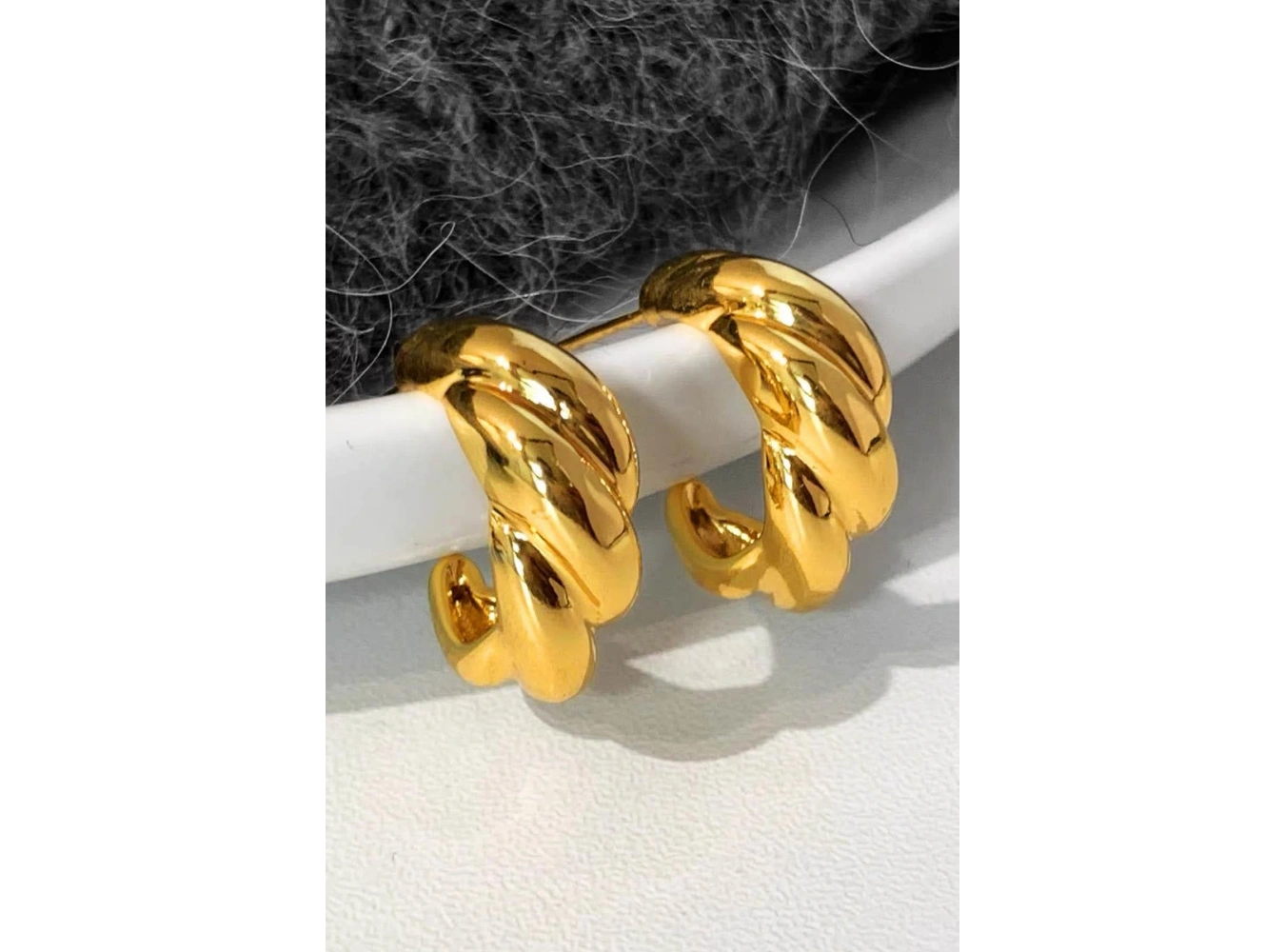 Altın Renk Burgu Detaylı Çelik Küpe (Çift)