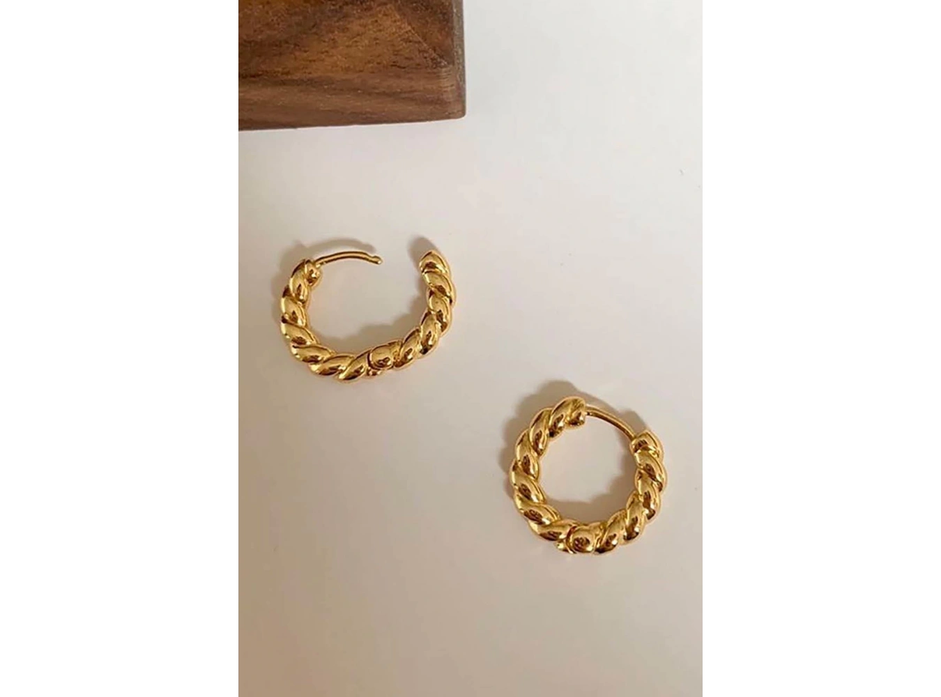 Altın Renk Burgu Detaylı Halka Küpe (Çift)