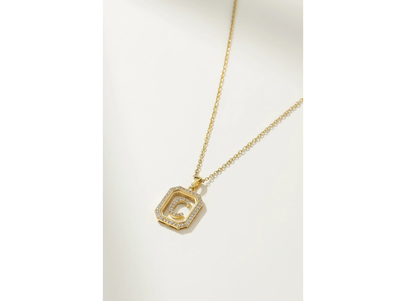 Altın Renk C Harf Taş Detaylı Çelik Kolye