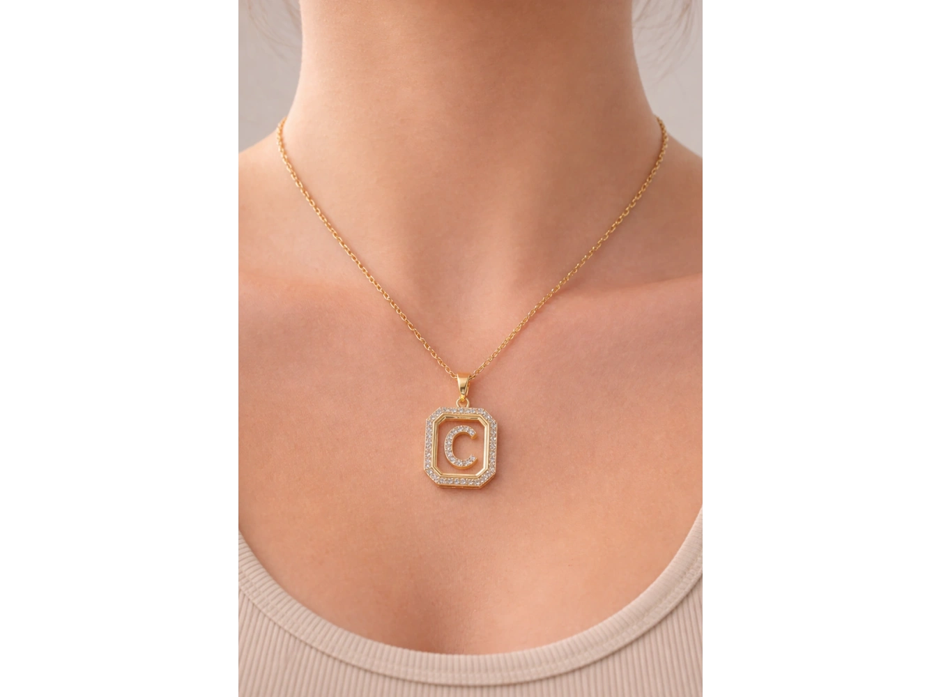 Altın Renk C Harf Taş Detaylı Çelik Kolye