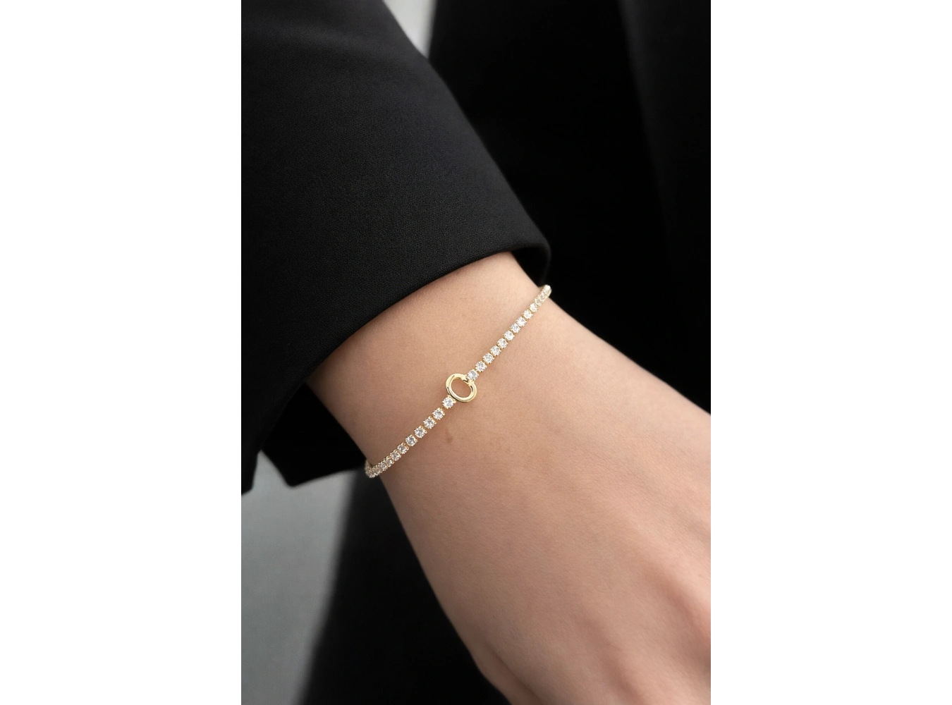 Altın Renk C Harfli Taş Detaylı Çelik Bileklik