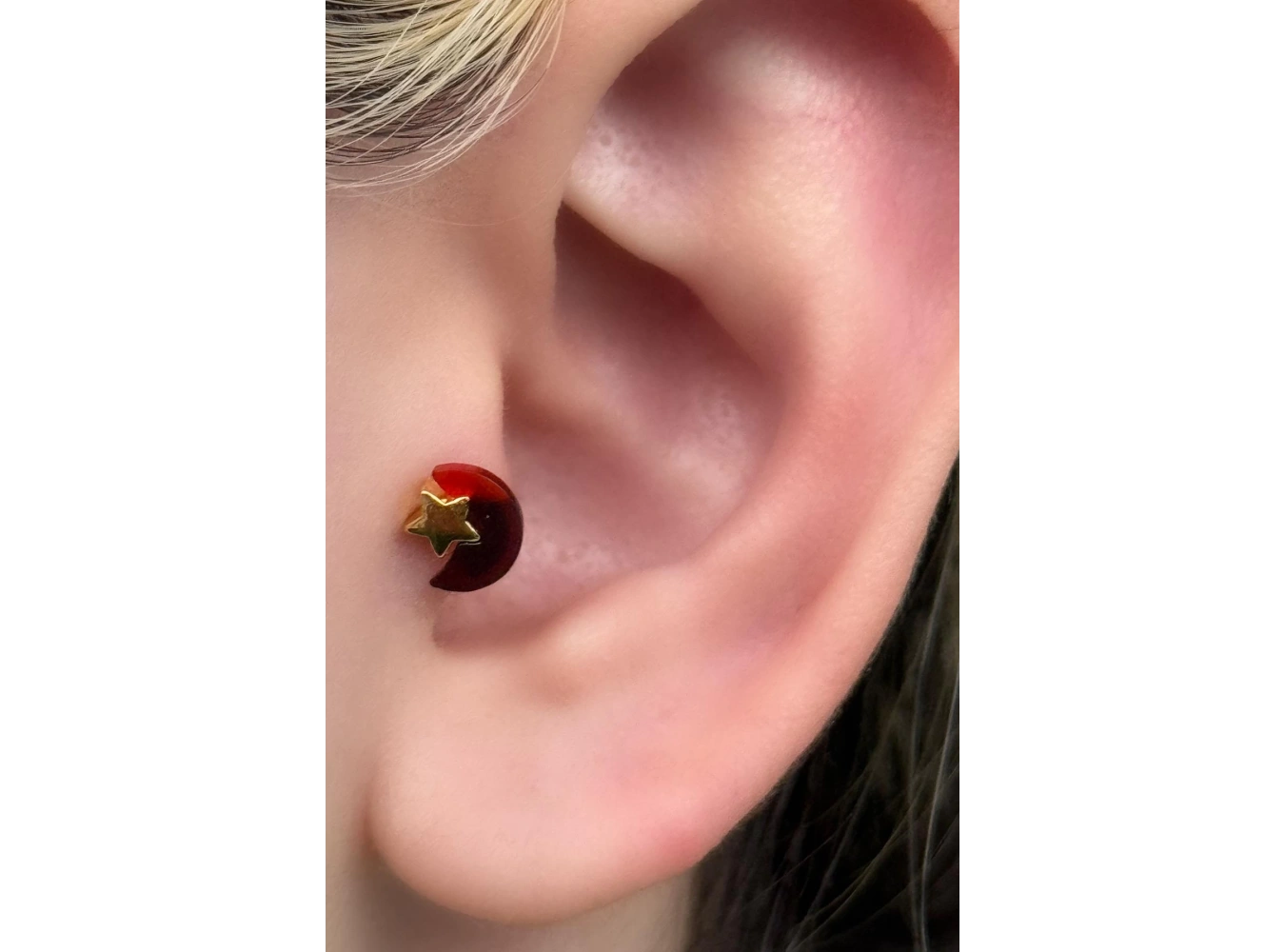 Altın Renk Cerrahi Çelik Ay Ve Yıldız Figürlü Tragus/Kıkırdak Küpe/Piercing (Tek)