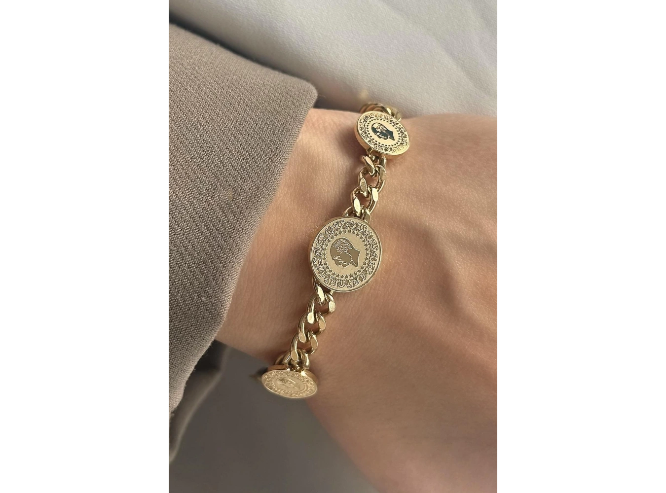 Altın Renk Çeyrek Figürlü Çelik Bileklik