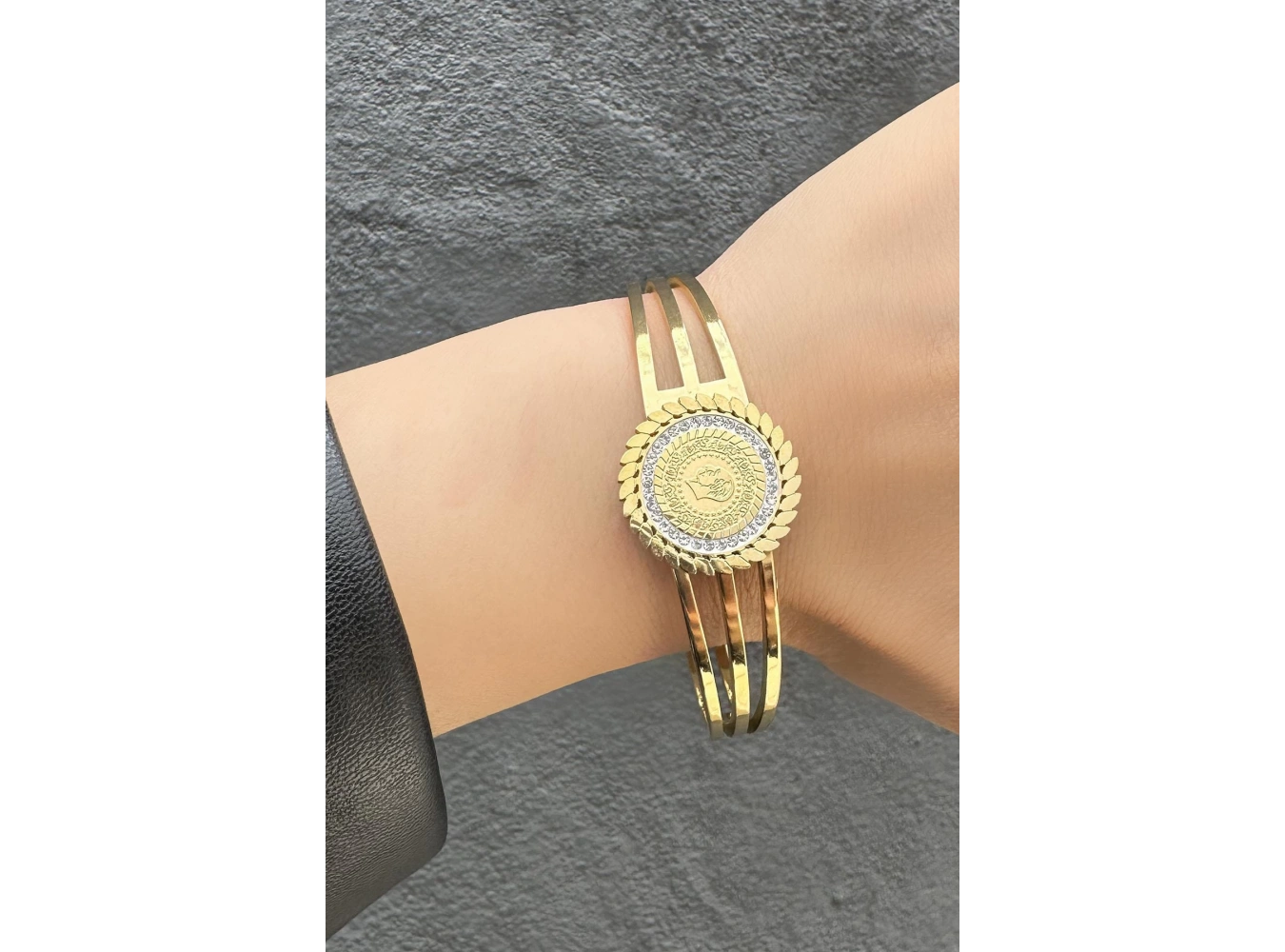 Altın Renk Çeyrek Figürlü Çelik Kelepçe Bileklik