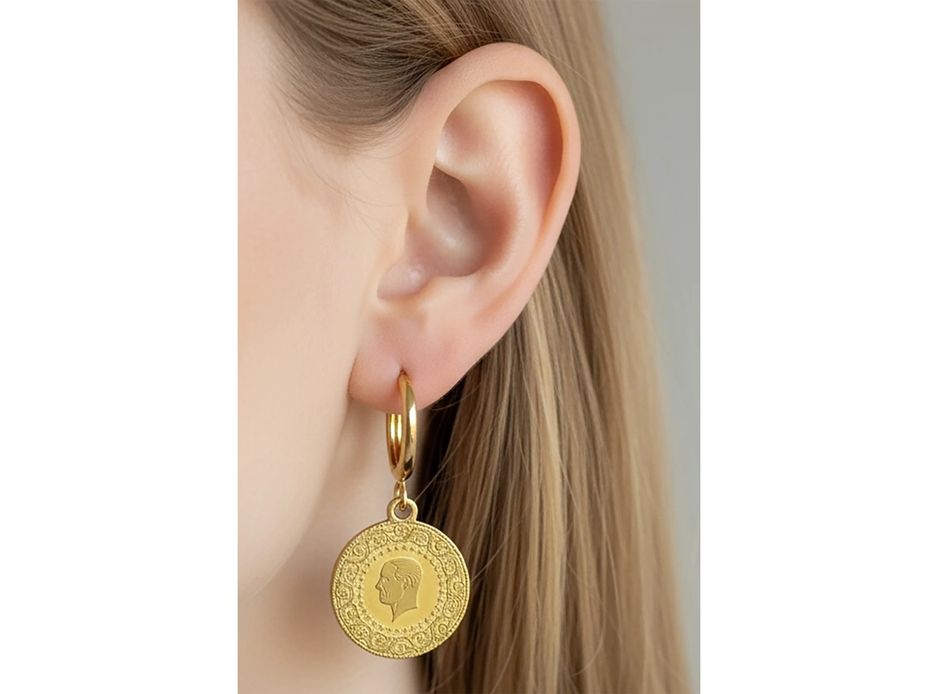 Altın Renk Çeyrek Figürlü Çelik Küpe (Çift)