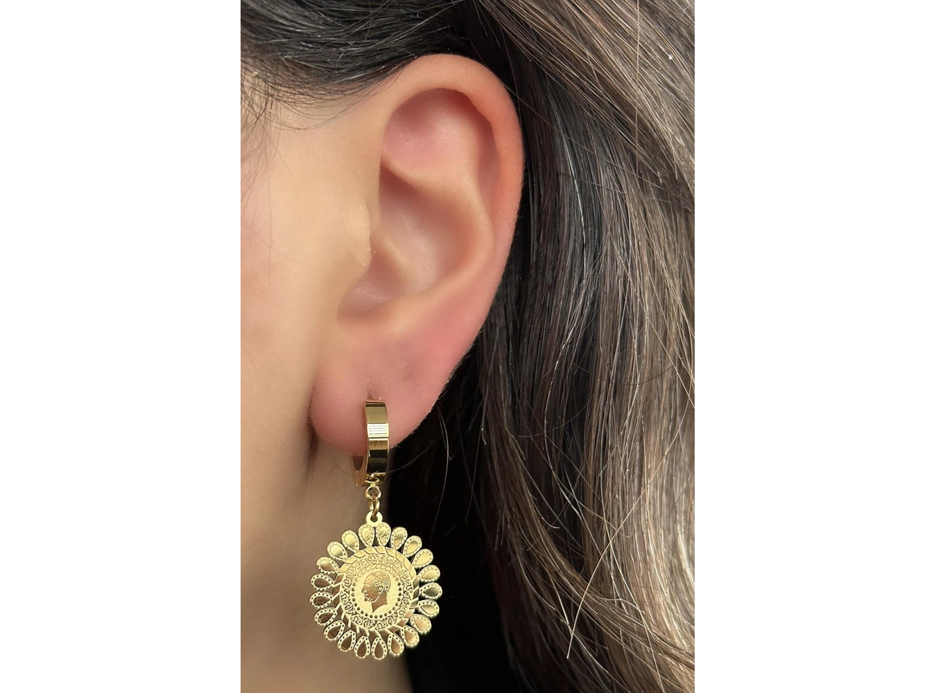 Altın Renk Çeyrek Figürlü Çelik Küpe (Çift)