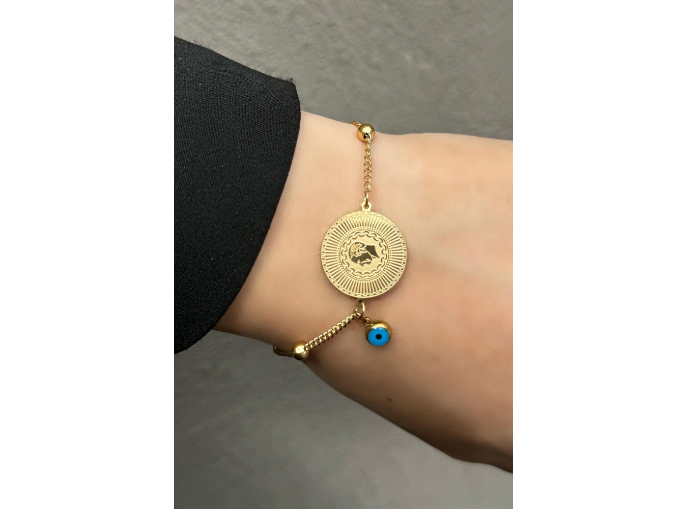 Altın Renk Çeyrek Figürlü Nazar Boncuğu Detaylı Çelik Bileklik