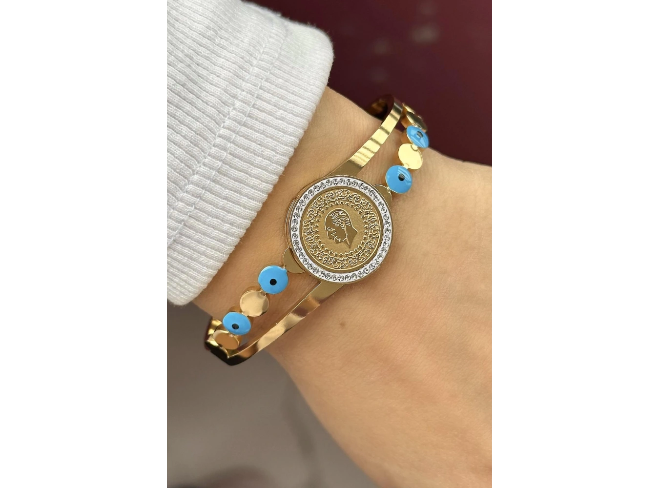 Altın Renk Çeyrek Figürlü Nazar Boncuğu Detaylı Çelik Kelepçe Bileklik