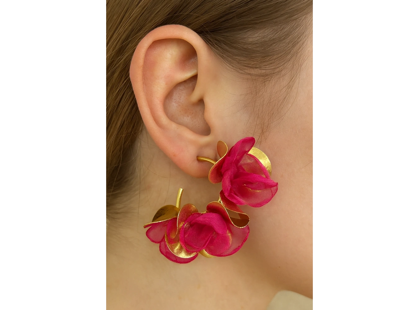 Altın Renk Çiçek Detaylı Halka Küpe (Çift)