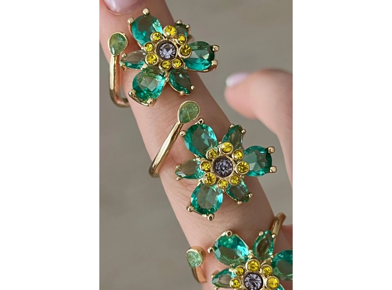 Altın Renk Çiçek Figürlü Ayarlanabilir Taşlı Yüzük