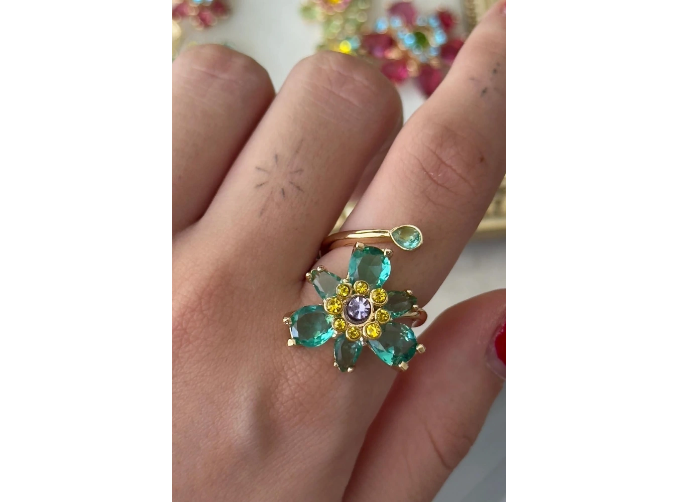 Altın Renk Çiçek Figürlü Ayarlanabilir Taşlı Yüzük