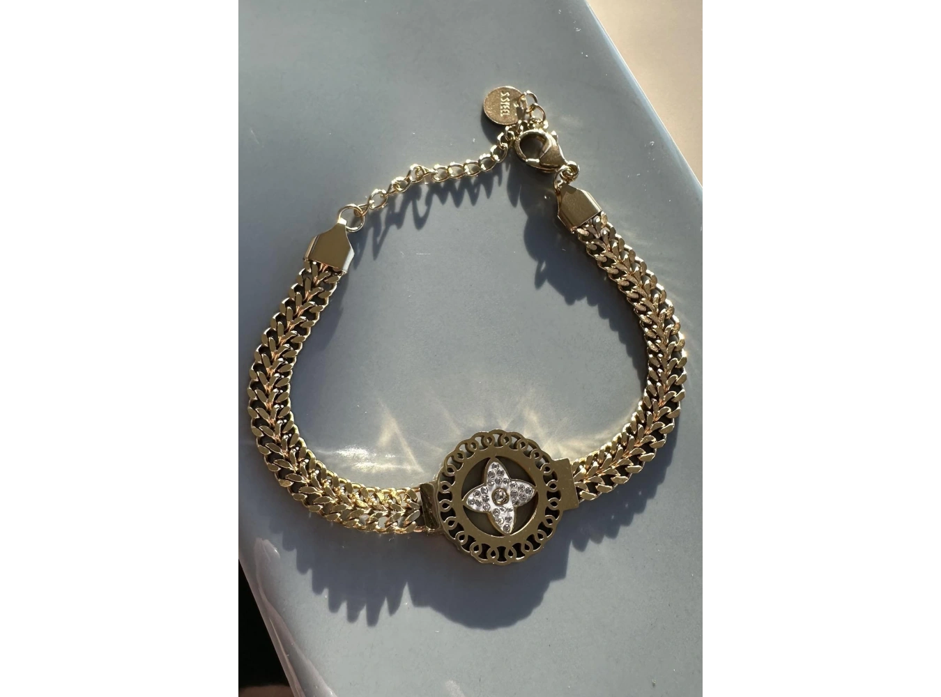 Altın Renk Çiçek Figürlü Çelik Bileklik