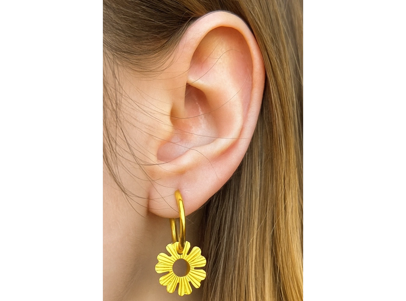 Altın Renk Çiçek Figürlü Çelik Küpe (Çift)