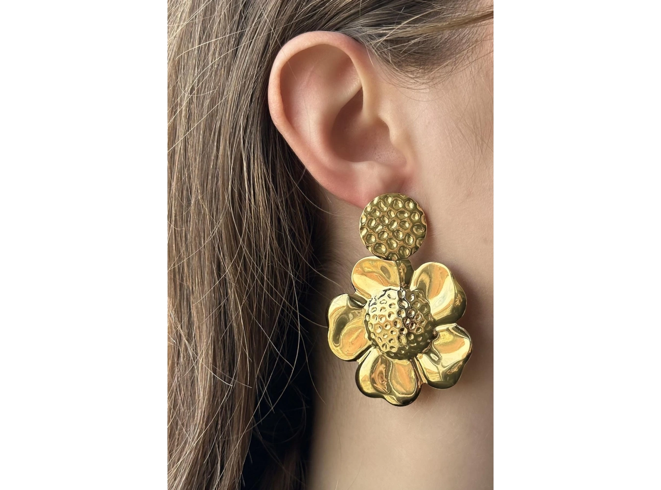 Altın Renk Çiçek Figürlü Çelik Küpe (Çift)