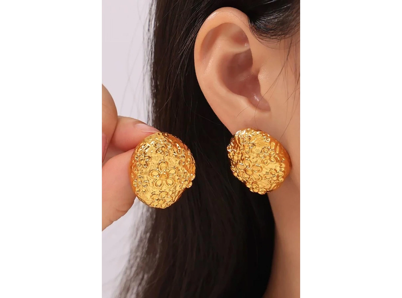 Altın Renk Çiçek Figürlü Çelik Küpe (Çift)