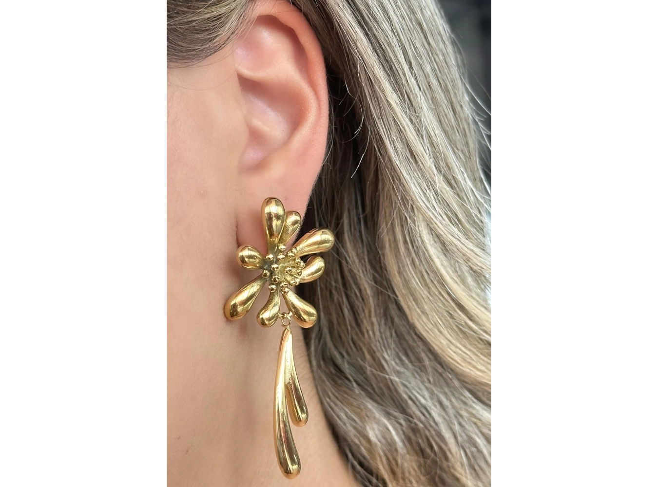 Altın Renk Çiçek Figürlü Çelik Küpe (Çift)