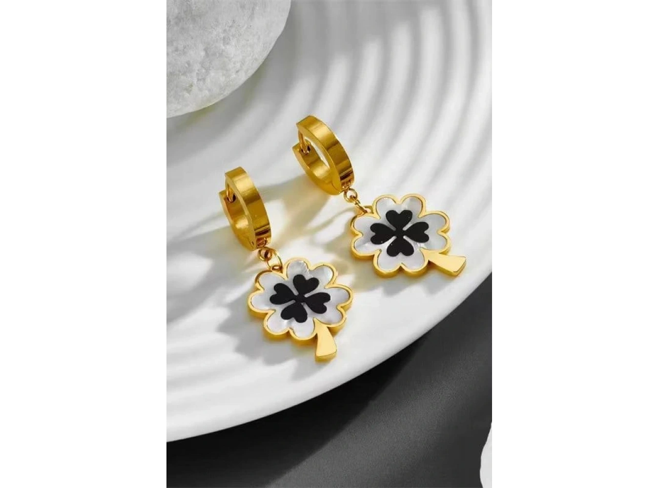 Altın Renk Çiçek Figürlü Çelik Küpe (Çift)