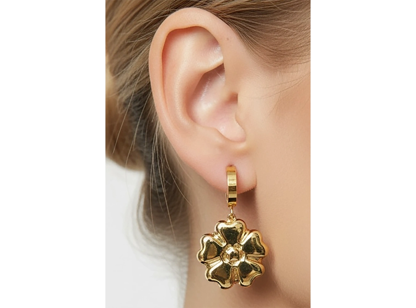 Altın Renk Çiçek Figürlü Çelik Küpe (Çift)