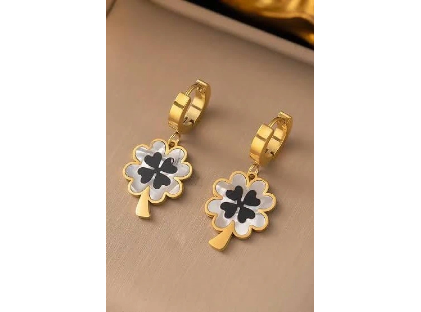 Altın Renk Çiçek Figürlü Çelik Küpe (Çift)