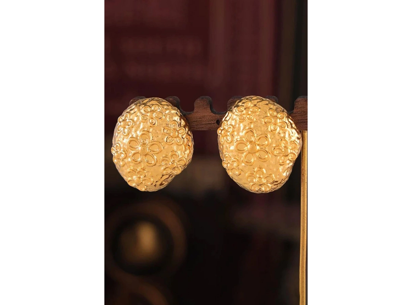 Altın Renk Çiçek Figürlü Çelik Küpe (Çift)