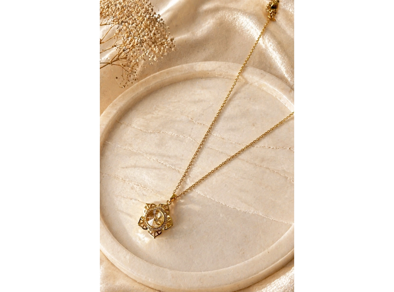 Altın Renk Çiçek Figürlü İçi Dönen Çelik Kolye